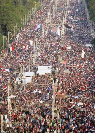 ملايين المصريين في محيط قصر الاتحادية